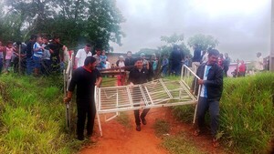 Vecinos trasladan mobiliarios a sede de salud en ruinas, reclamando nuevo local