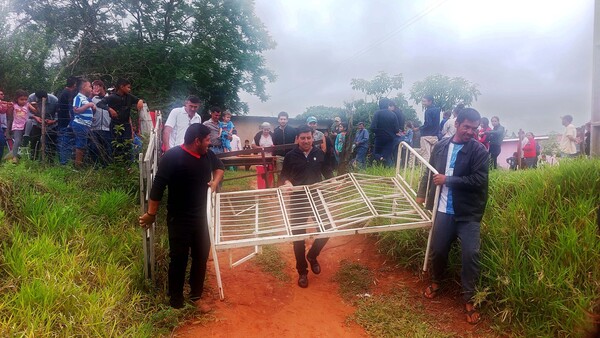 Vecinos trasladan mobiliarios a sede de salud en ruinas, reclamando nuevo local