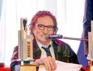 Charly García recibe el premio Konex de Brillante