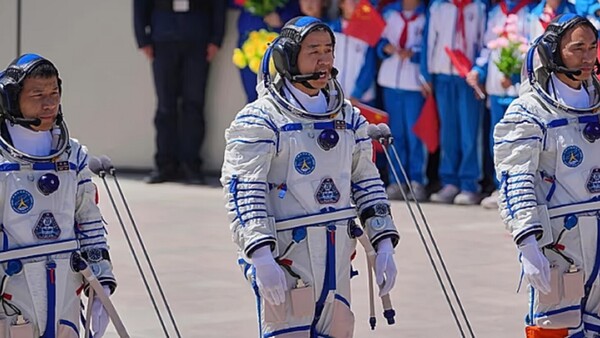 Los astronautas de la misión china Shenzhou-20 vuelven a la Tierra tras 204 días en órbita