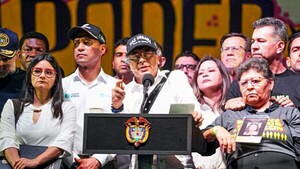 Petro, en la mira por un acto con líderes criminales