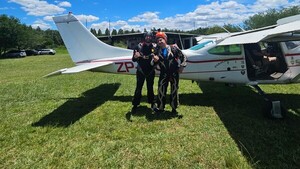 Popular / (VIDEO) ¡Saltó en paracaídas para promocionar una hamburguesería y se hizo viral!