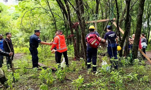 Mujer desaparecida en Sapucái es recatada tras caer a un pozo en zona boscosa - OviedoPress