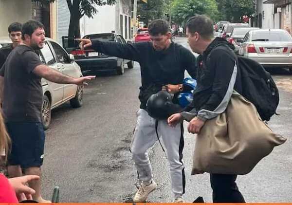 Popular / Estudiante ligó casco-tazo de un motoca por defender a su mbo'ehára 