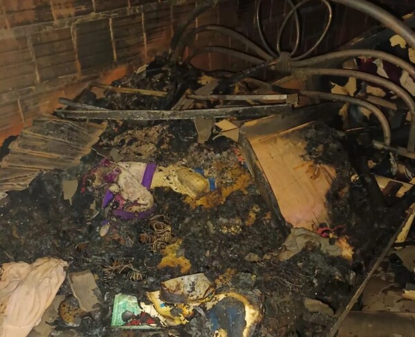 Popular / Despechado no aguantó tarjeta roja de su lapa y prendió fuego a la casa