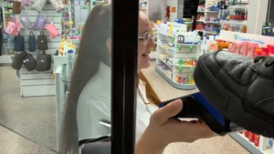 Pidió preservativo extrachico, calza para perro y pagó con el champión