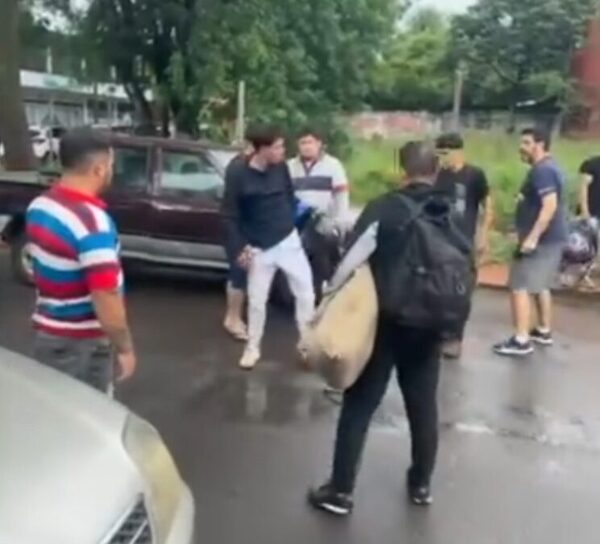 Motociclistas atacan a docente y alumno que buscaban cruzar la calle