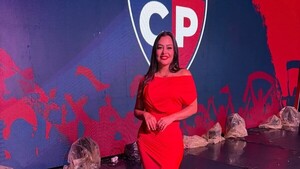 Popular / (VIDEO) Larissa Riquelme: "Soy barra brava cuando dejo mi corona"