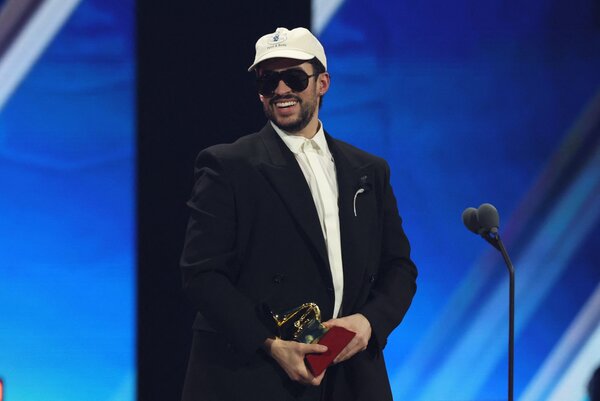 Bad Bunny triunfa en unos sorpresivos Grammy Latinos