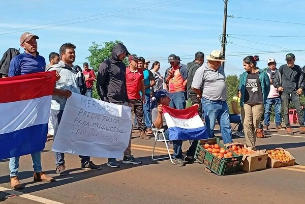 Productores de tomate y locote cierran la Ruta 13 exigiendo precio justo y mercado