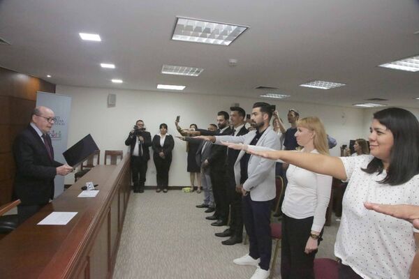 El Presidente de la Corte Suprema tomó juramento a nuevos ciudadanos naturalizados