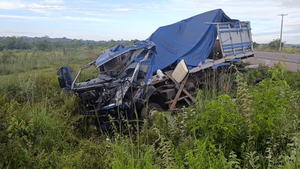 Brutal choque entre ómnibus y un camión deja múltiples heridos en San Estanislao - Noticiero Paraguay