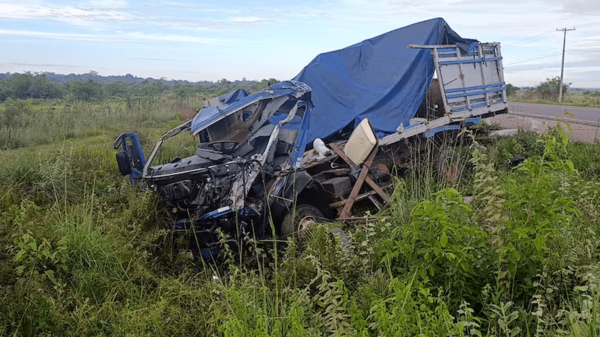 Brutal choque entre ómnibus y un camión deja múltiples heridos en San Estanislao - Noticiero Paraguay