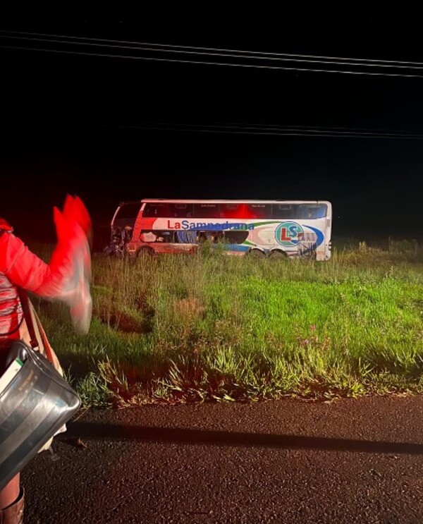Popular / Fuerte choque entre ómnibus y camión deja atyra machucados