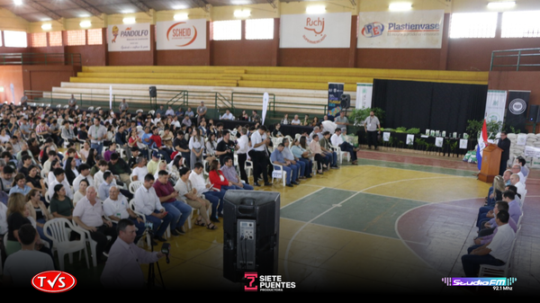 EBY REALIZÓ PAGO DE BECAS UNIVERSITARIAS Y ENTREGÓ APORTES A PRODUCTORES DE ITAPÚA - «TVS DIGITAL»