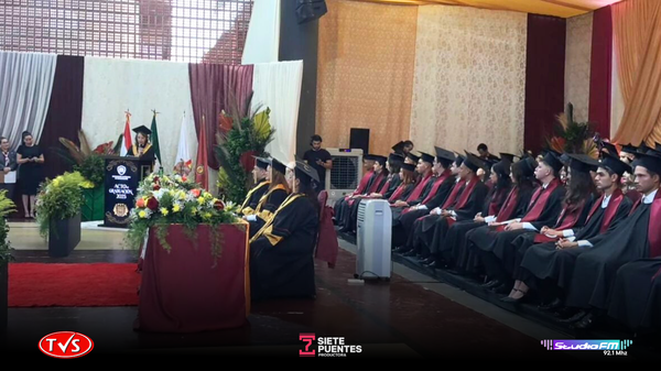 UNAE CELEBRA LA GRADUACIÓN DE NUEVAS PROMOCIONES DE FACAT, FACQUF Y FACVA - «TVS DIGITAL»