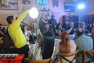 [VIDEO] 5 Sonando: La peña de músicos que la rompe en redes