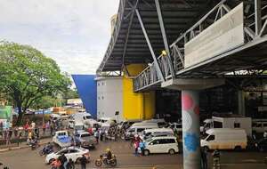 Fleteros mantienen protesta y exigen la renuncia de un administrador de Aduana  - ABC en el Este - ABC Color