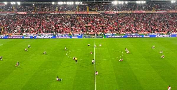 Futbolistas colombianos se tiran al césped en señal de protesta - Fútbol Internacional - ABC Color