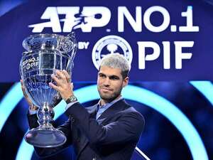 Alcaraz recibe trofeo de #1 del  2025 - Tenis - ABC Color