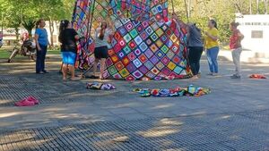 Popular / ¡Preparan el primer gran arbolito de crochet!
