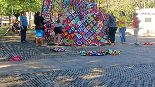 Popular / ¡Preparan el primer gran arbolito de crochet!