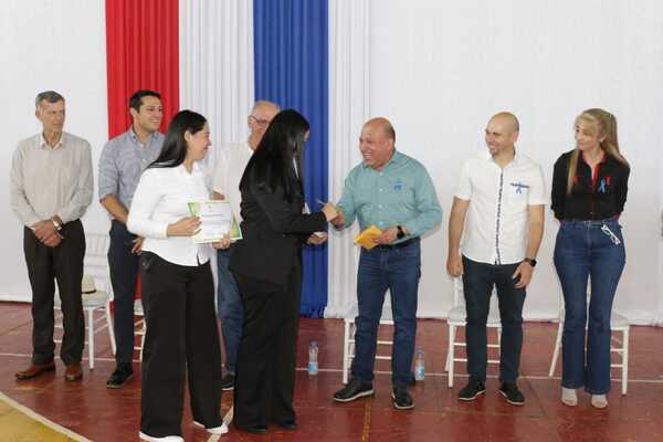 EBY cumplió pago puntual de becas a universitarios y entregó aportes a productores, en Itapúa