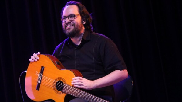 Diego Guzmán ofrece esta noche un viaje íntimo por la guitarra paraguaya