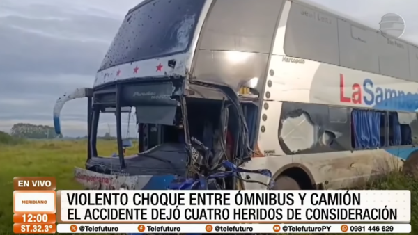 Choque entre ómnibus y camión deja cuatro heridos en San Estanislao