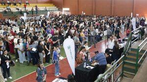 EBY realizó pago de becas a universitarios y entregó aportes a productores de Itapúa