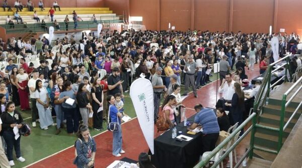 EBY realizó pago de becas a universitarios y entregó aportes a productores de Itapúa
