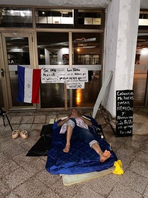 Jubilado municipal inicia huelga de hambre frente a la Comuna