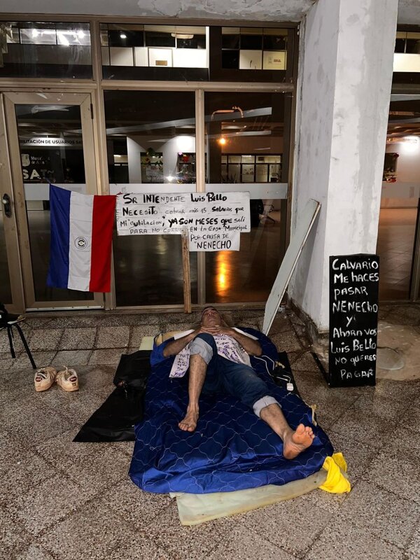 Jubilado municipal inicia huelga de hambre frente a la Comuna