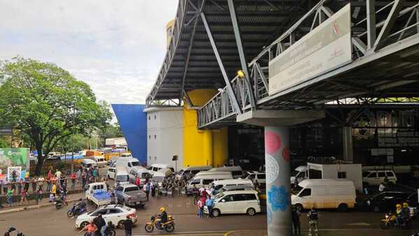 CDE: Camiones bloquean Aduanas paraguaya en rechazo a la eliminación de despacho menor