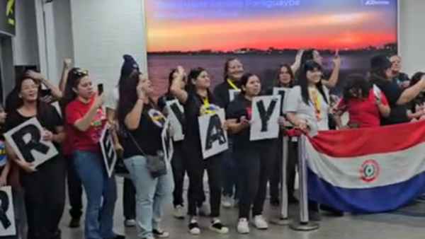 Video: Fanáticos coparon el aeropuerto para esperar a dos grupos argentinos