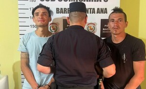 Aprehenden a dos hombres y recuperan moto frente al Hospital Regional