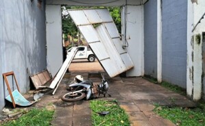 Motociclista sufre lesiones tras chocar contra portón  