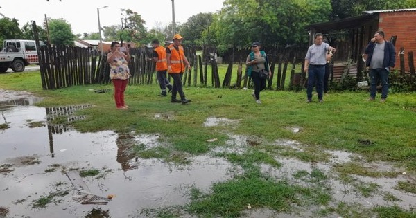 Secretaría de Emergencia Nacional asistió a familias afectadas por temporal en Puerto Casado - ADN Digital