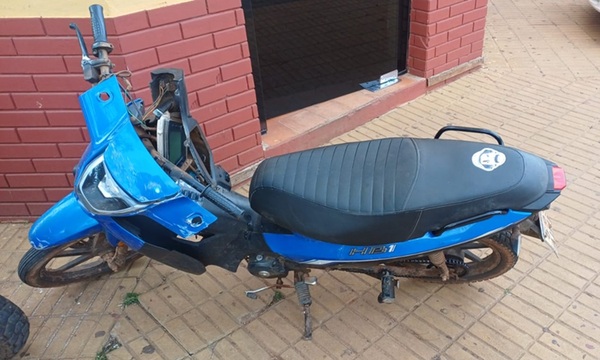 Motociclista y su esposa resultan heridos tras chocar contra una puerta de automóvil en Coronel Oviedo - OviedoPress