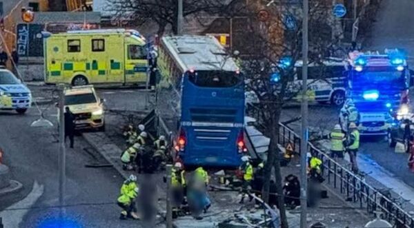 Popular / Tres muertos luego de que un autobús embistiera una parada en Estocolmo: investigan si fue intencional