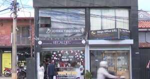 La Nación / Un hombre simuló ser cliente y asaltó una joyería con cuatro personas más