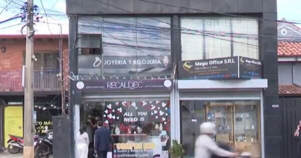 La Nación / Un hombre simuló ser cliente y asaltó una joyería con cuatro personas más