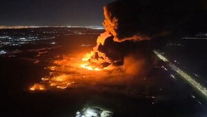 Video: Tras gran explosión, se incendia un polo industrial en Ezeiza, Argentina