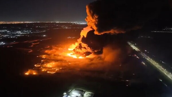 Video: Tras gran explosión, se incendia un polo industrial en Ezeiza, Argentina