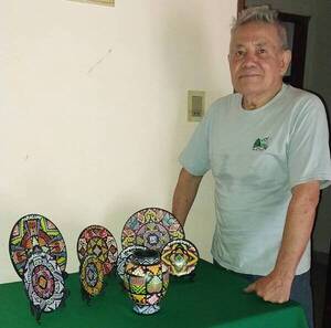 Babi tiene Parkinson, pero ni ahí le impide hina pintar