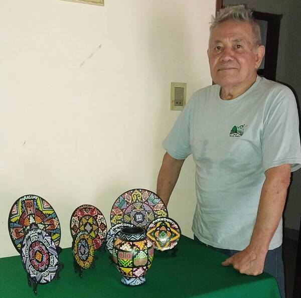 Babi tiene Parkinson, pero ni ahí le impide hina pintar