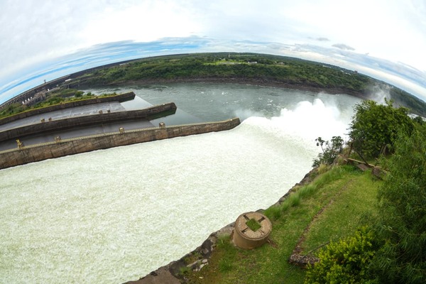 Espectáculo en ITAIPU: reabren compuertas del vertedero por segunda vez