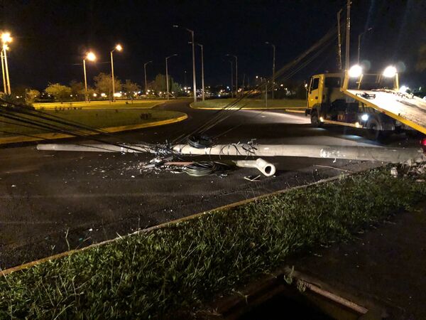 Conductor ebrio se estrelló y derribó una columna en la costanera Padre Bolik de Encarnación.