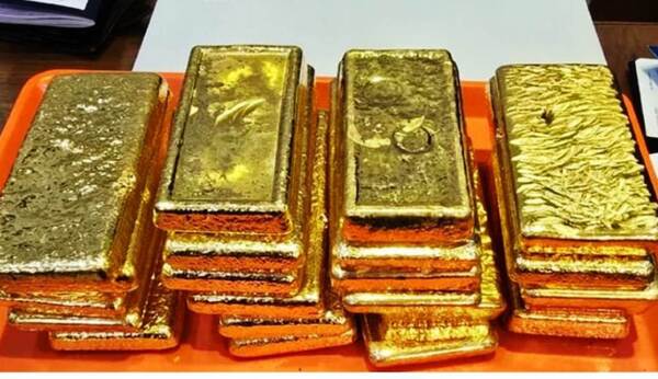 Tres detenidos con lingotes de oro en el aeropuerto •