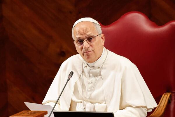 León XIV devuelve a la Iglesia de Canadá 62 objetos culturales de pueblos indígenas - Mundo - ABC Color